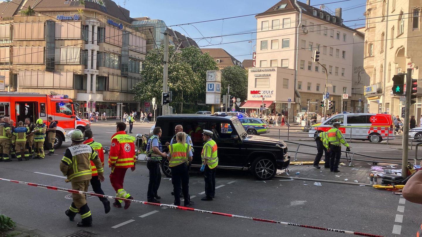 Stuttgart: Auto fährt in Personengruppe an Haltestelle - eine Tote