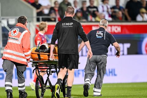 Heidenheims Torwart Kevin Müller wird in der Bundesliga-Partie gegen Bochum auf einer Trage abtransportiert