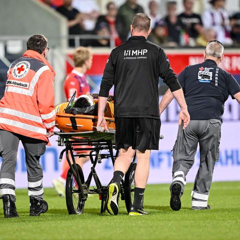 Heidenheims Torwart Kevin Müller wird in der Bundesliga-Partie gegen Bochum auf einer Trage abtransportiert