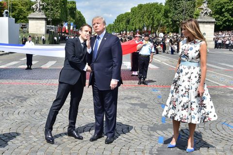 Trump (Mitte) mit Macron bei der Pariser Parade 2017