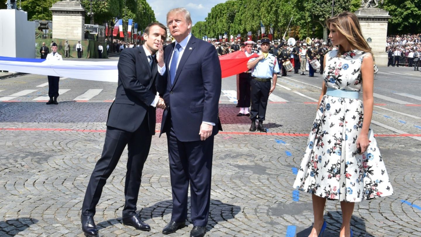 Trump (Mitte) mit Macron bei der Pariser Parade 2017