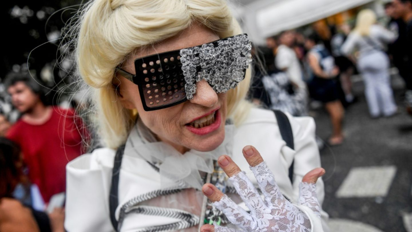 Fan in Lady-Gaga-Outfit in Rio