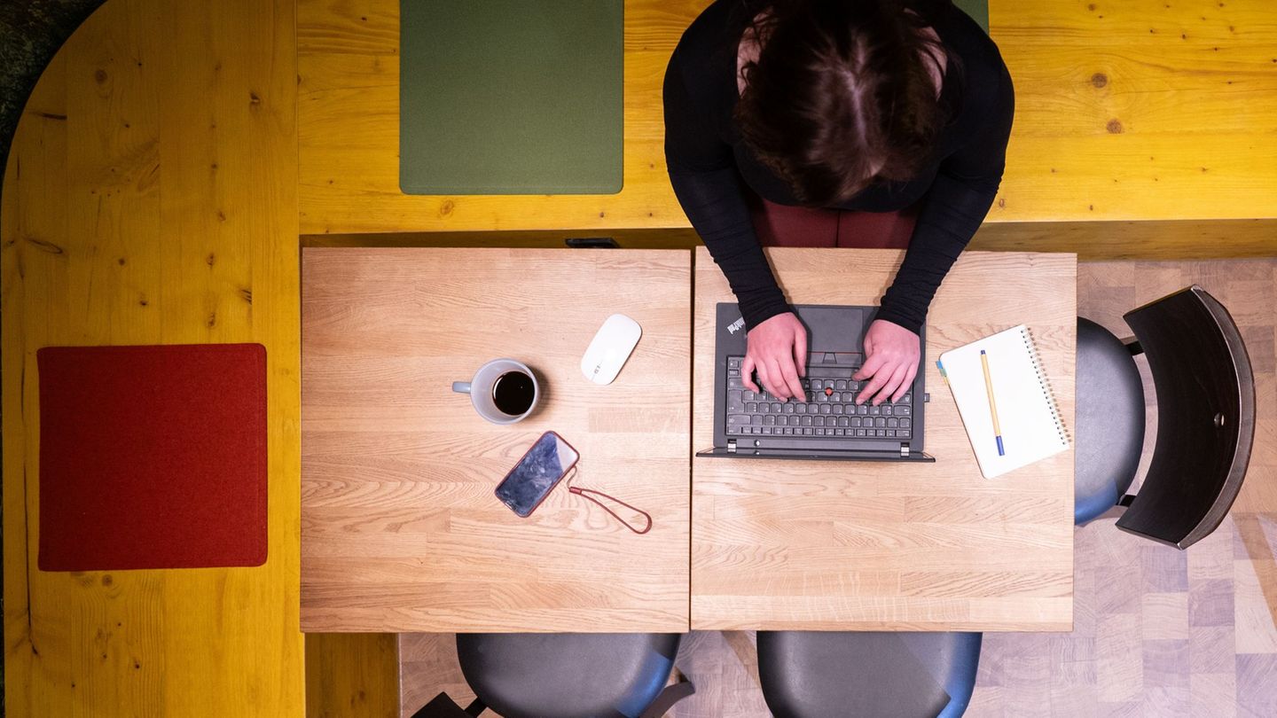 Work: Survey: Two thirds sometimes work sick in the home office