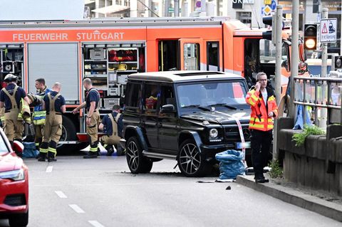 Der beschädigte Geländewagen am Unfallort in der Stuttgarter Innenstadt