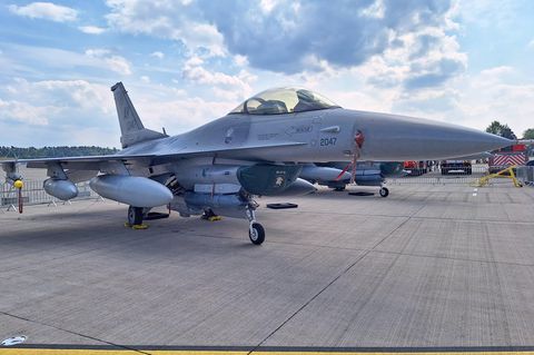Ein F-16-Kampfjet bei einer Ausstellung in Brandenburg (Symbolbild)