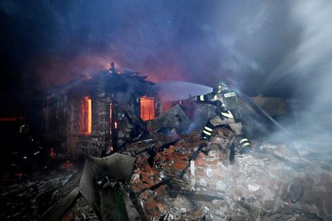 Einsatzkräfte nach russischem Angriff auf Charkiw Ende April
