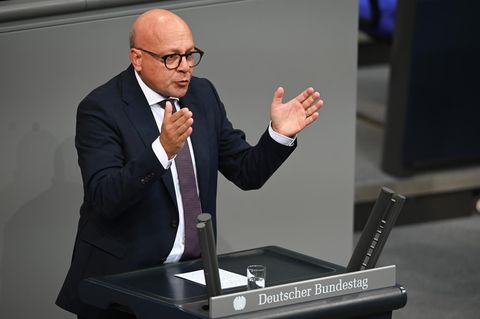 ein Politiker am Rednerpult des Bundestages