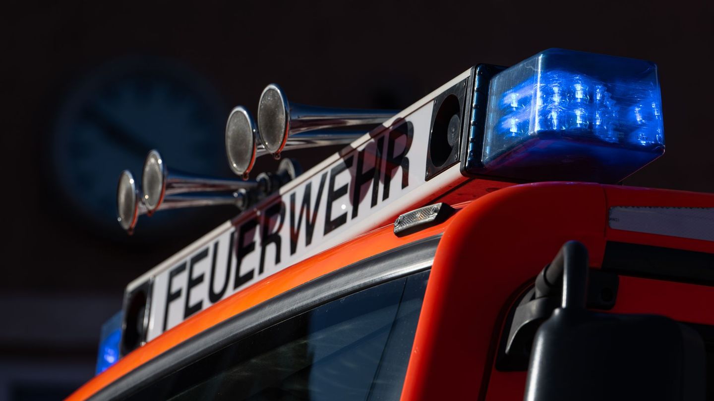 Feuer: Schulmensa in Farmsen-Berne brennt - wohl Brandstiftung