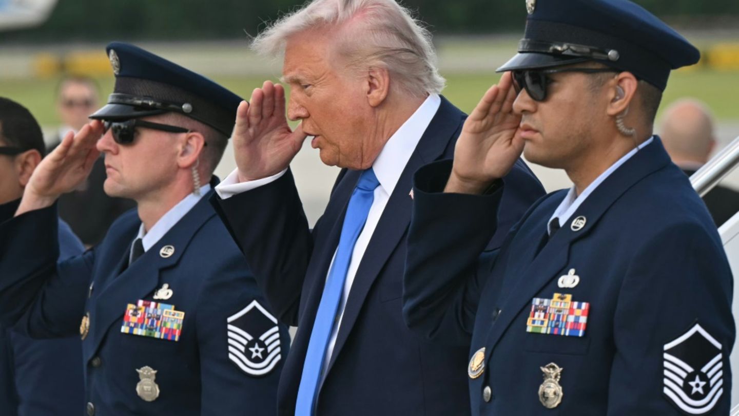 US-Präsident Donald Trump (Mitte) mit Soldaten