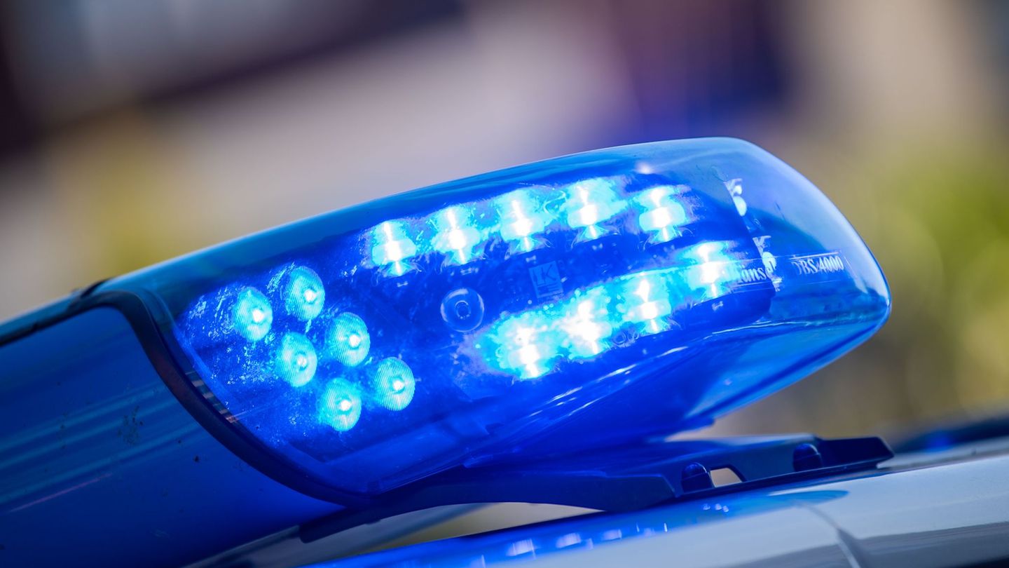 Unfälle: Auto rammt Garage und bleibt stecken - hoher Schaden