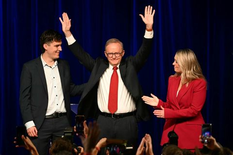 Australiens Premierminister Anthony Albanese (Mitte) in Sydney