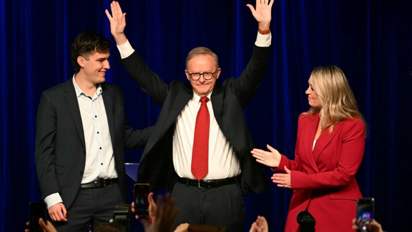 Australiens Premierminister Anthony Albanese (Mitte) in Sydney