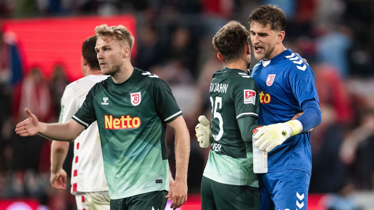 2-fu-ball-bundesliga-stolz-trotz-abstieg-jahn-verabschiedet-sich-k-mpferisch