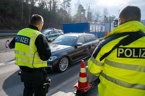 Bundespolizisten kontrollieren aus Luxemburg kommende Fahrzeuge und Insassen (Archivbild)