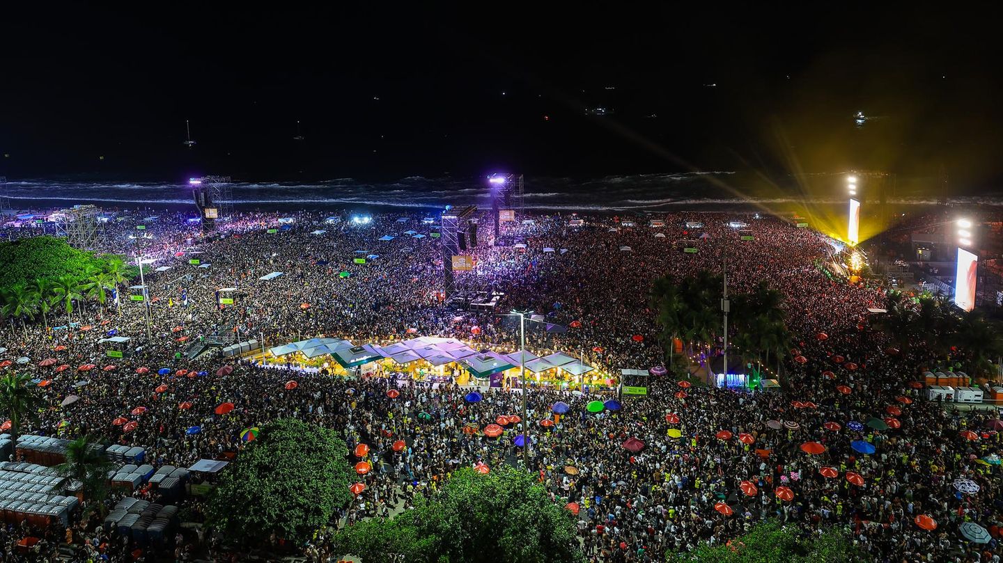 Lady Gaga delights fans in Rio de Janeiro with a large free concert