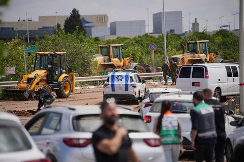 Israelische Sicherheitskräfte inspizieren die Stelle, an der ein von den Huthi-Rebellen abgefeuertes Projektil eingeschlagen ist