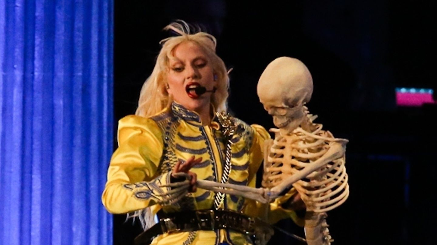 Lady Gaga gibt in Rio de Janeiro ein Gratis-Konzert und tanzt mit Skelett auf der Bühne