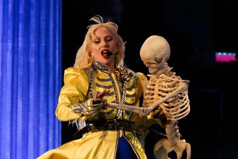 Lady Gaga gibt in Rio de Janeiro ein Gratis-Konzert und tanzt mit Skelett auf der Bühne
