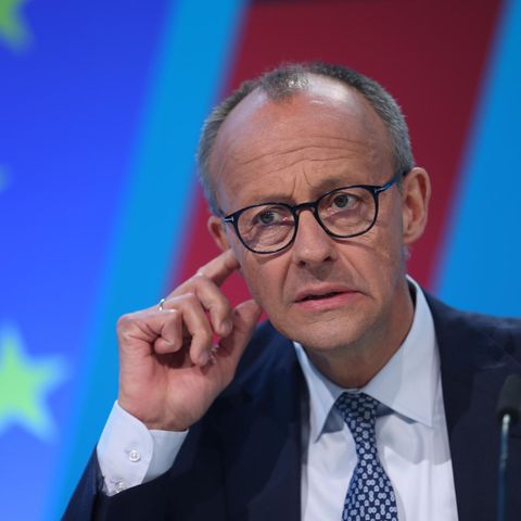 Friedrich Merz schaut mit einem verwirrten Blick nach rechts