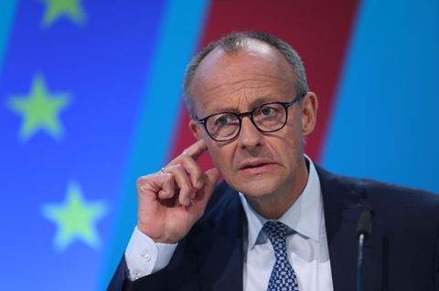 Friedrich Merz schaut mit einem verwirrten Blick nach rechts
