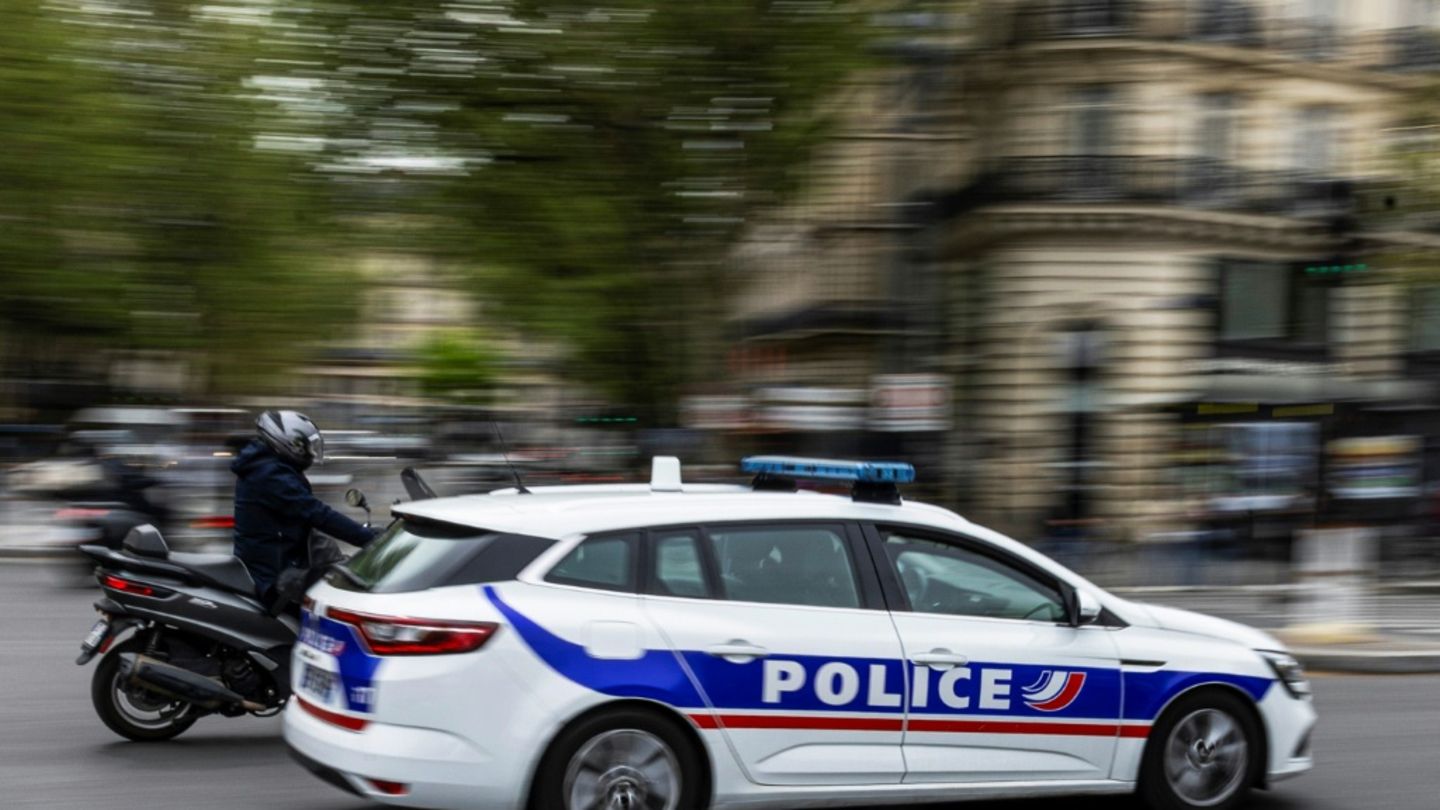 Ein Polizeiauto in Paris