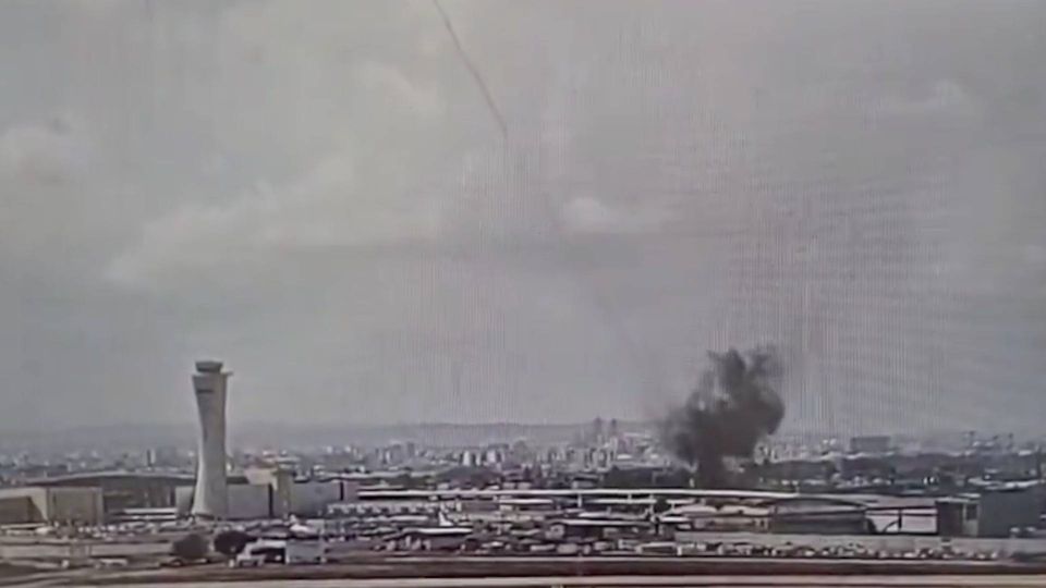 Videoaufnahmen zeigen Raketeneinschlag am Flughafen Tel Aviv Videoaufnahmen zeigen Raketeneinschlag am Flughafen Tel Aviv