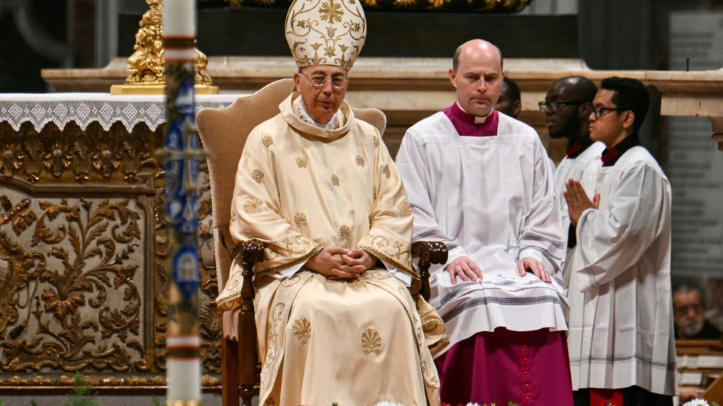 Kardinal Dominique Mamberti(l.) bei der Trauermesse in Petersdom