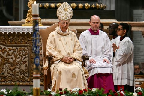 Kardinal Dominique Mamberti(l.) bei der Trauermesse in Petersdom