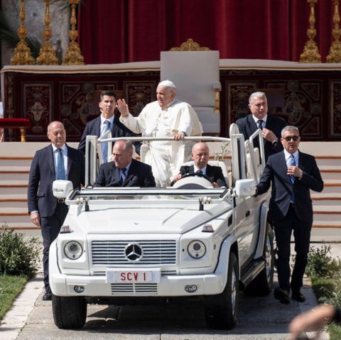 Pope Francis waves the believers in Rome at Easter