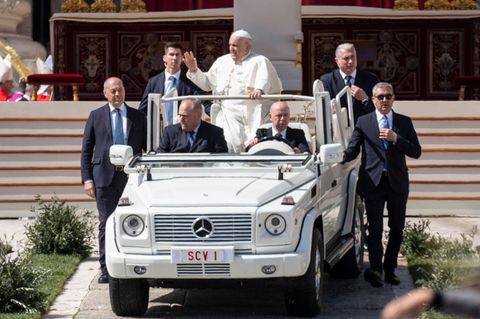 Papst Franziskus winkt den Gläubigen an Ostern in Rom