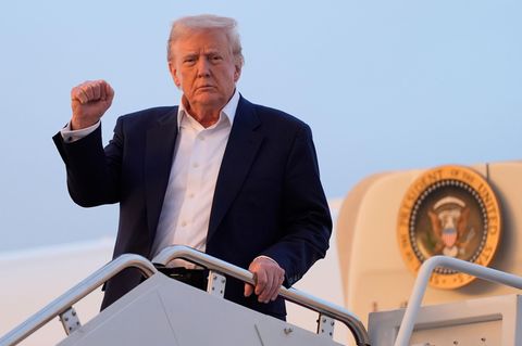 US-Präsident Donald Trump steigt aus dem Regierungsflieger Air Force One aus