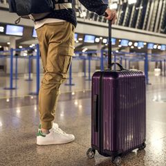 Mann hält Koffer in der Hand