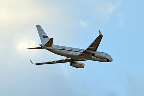 Ein russisches Flugzeug startet