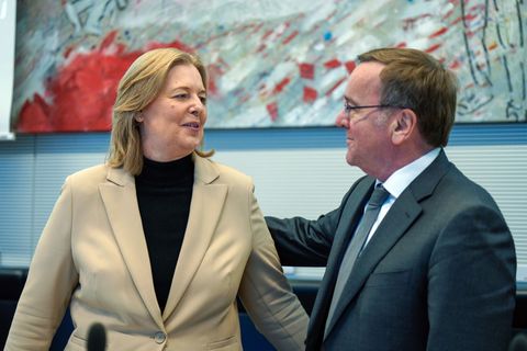 Bärbel Bas und Boris Pistorius bei einer Sitzung der SPD-Bundestagsfraktion im Reichstagsgebäude im vergangenen Jahr