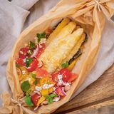 Spargel aus dem Pergament-Päckchen mit Zitronenmelisse und Grapefruit