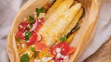 Spargel aus dem Pergament-Päckchen mit Zitronenmelisse und Grapefruit