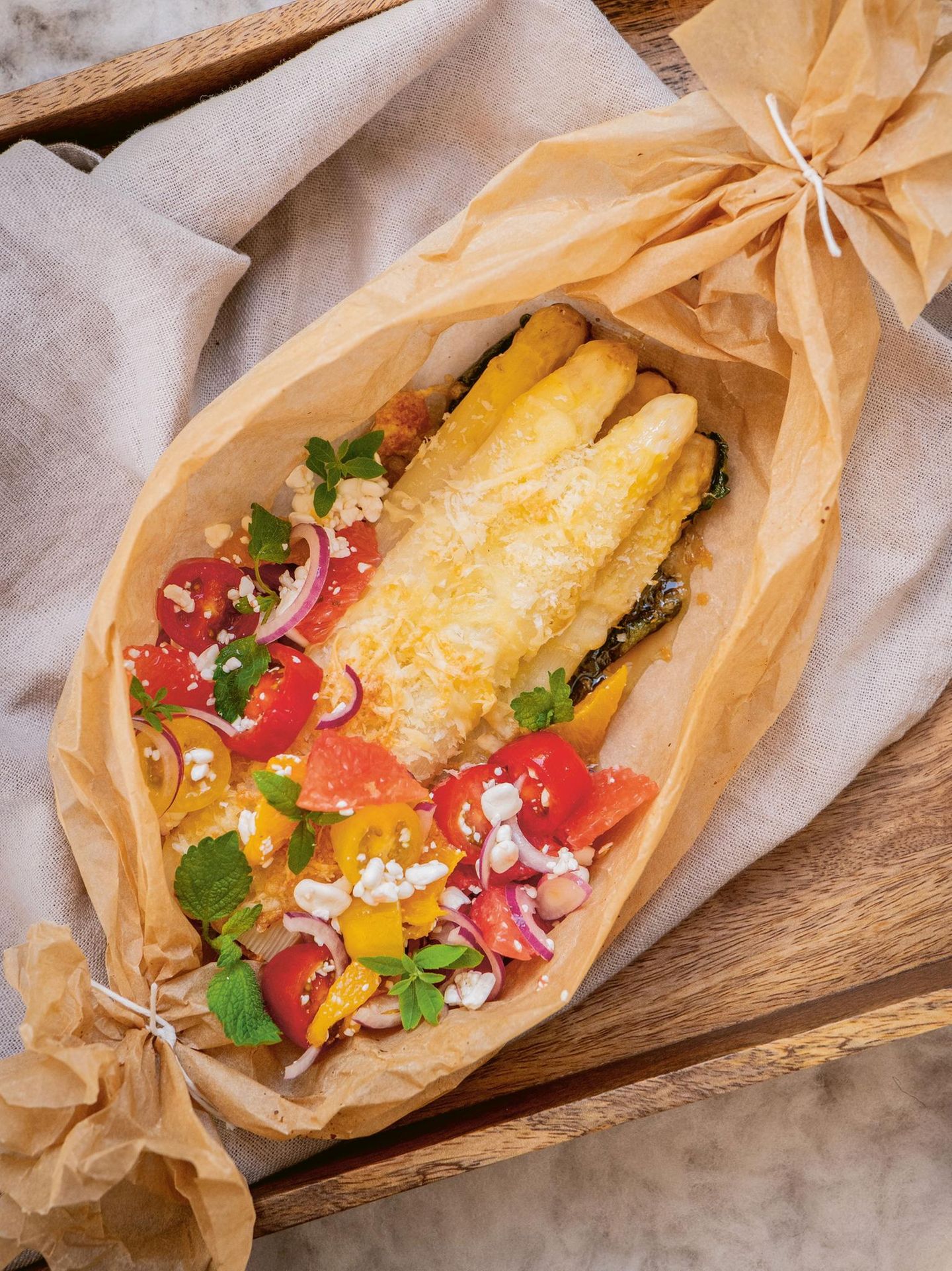 Spargel aus dem Pergament-Päckchen mit Zitronenmelisse und Grapefruit Spargel aus dem Pergament-Päckchen mit Zitronenmelisse und Grapefruit