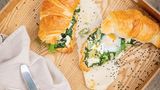 Grünes Shakshuka-Croissant mit Ei und Dill