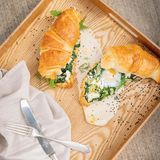 Grünes Shakshuka-Croissant mit Ei und Dill