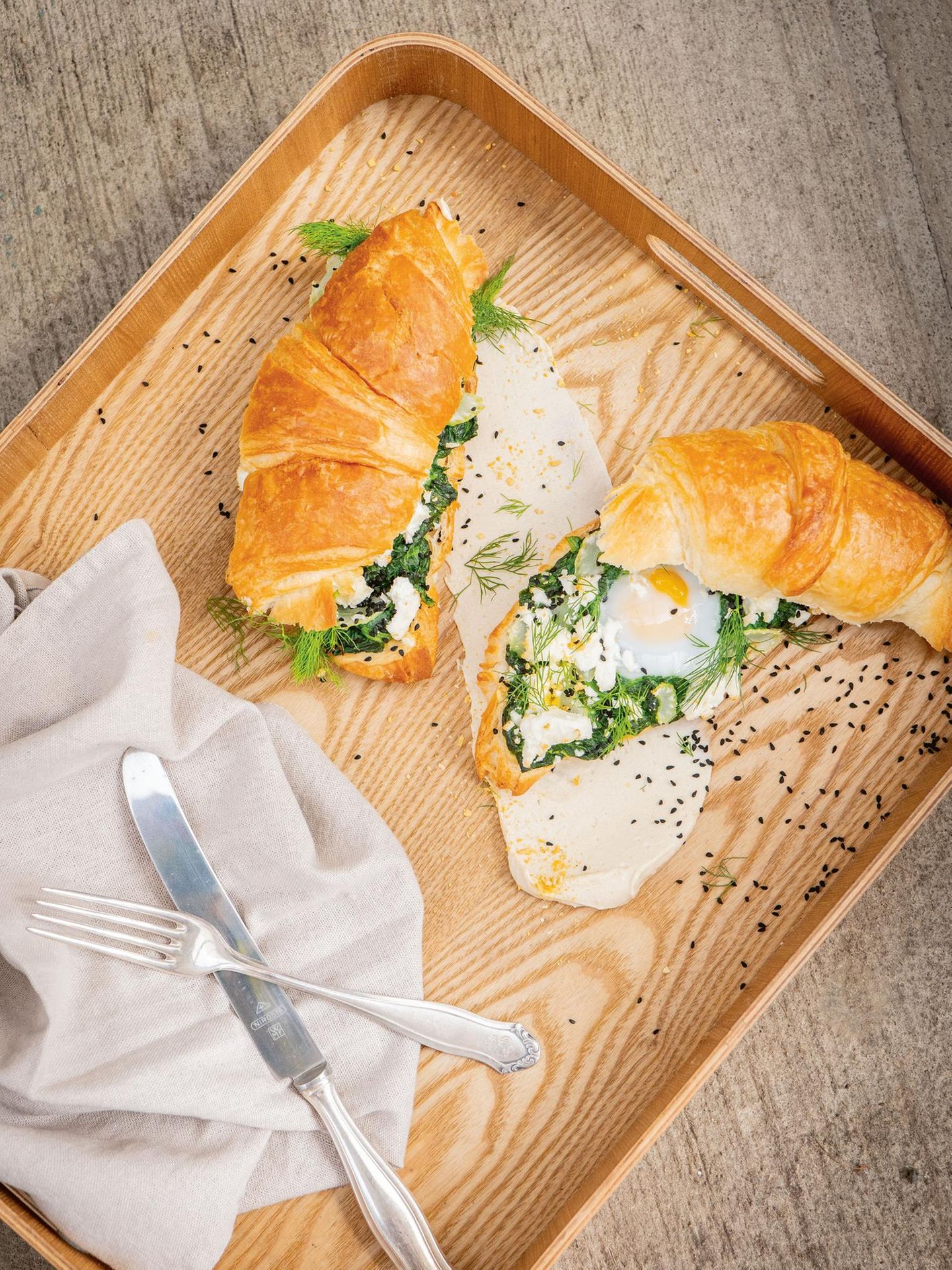 Grünes Shakshuka-Croissant mit Ei und Dill Grünes Shakshuka-Croissant mit Ei und Dill