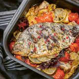 Dorade aus dem Ofen mit Shiso, Limette und Sommergemüse