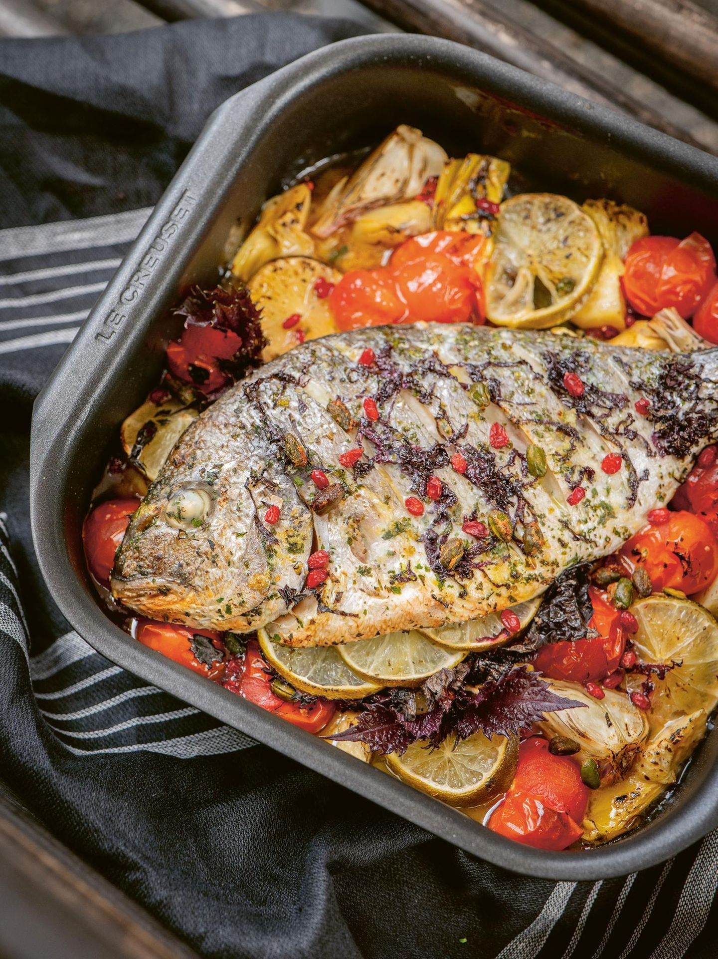 Dorade aus dem Ofen mit Shiso, Limette und Sommergemüse