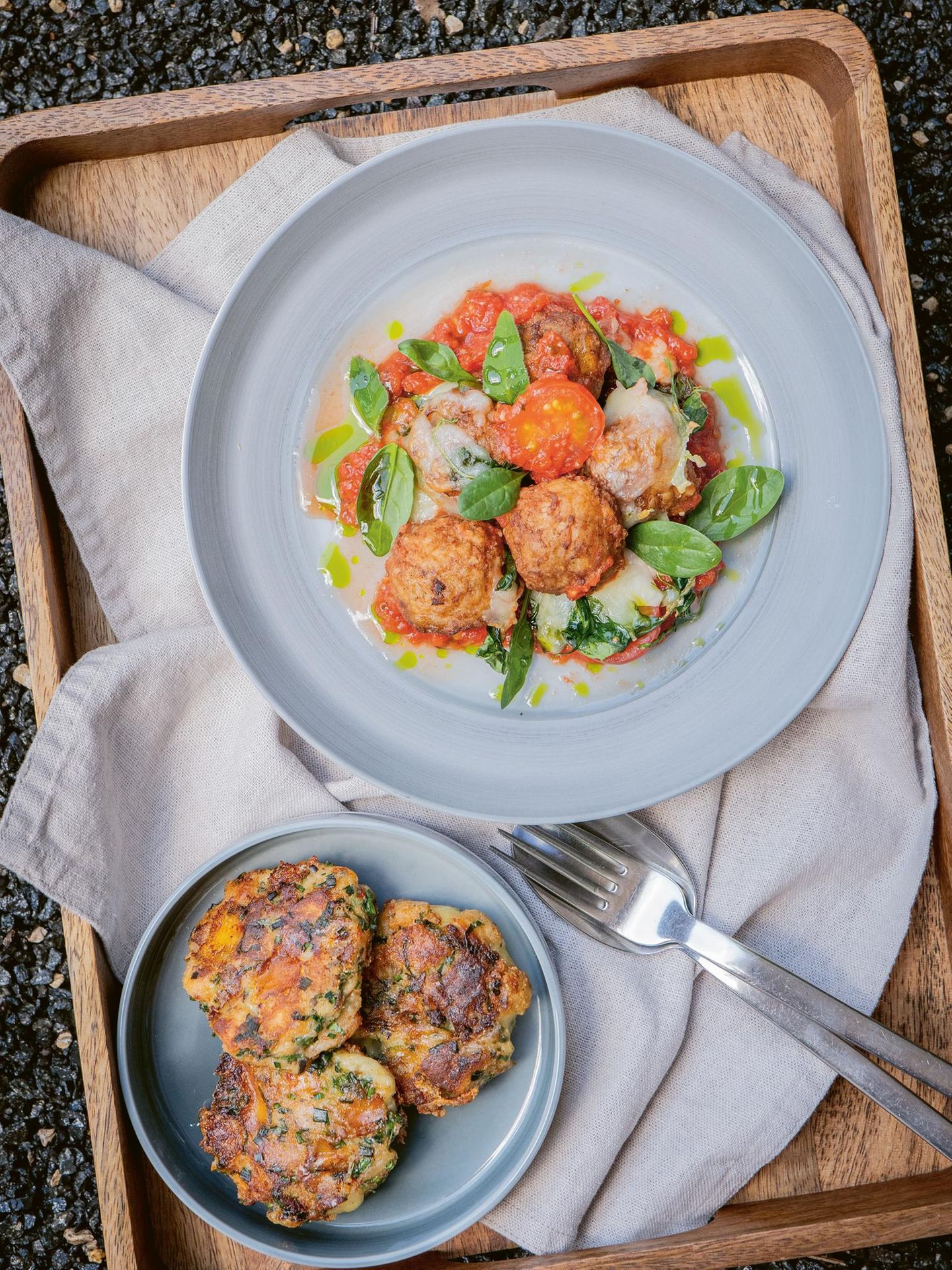 Kräuter-Kaspressknödel mit Bratwurstbällchen in Tomatenragout