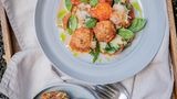 Kräuter-Kaspressknödel mit Bratwurstbällchen in Tomatenragout