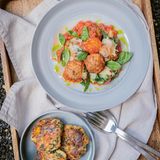 Kräuter-Kaspressknödel mit Bratwurstbällchen in Tomatenragout