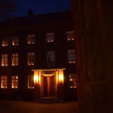 In Dänemark stellen die Menschen am Abend des 4. Mai traditionell Kerzen in ihre Fenster. Sie stehen für Hoffnung und das Ende der dunklen Kriegszeit, in der die Dänen ihre Fenster verdunkeln mussten. Diese Tradition geht auf den Freiheitsfonds zurück, der nach dem Krieg als Dachverband der Widerstandsgruppen Spenden sammelte. Bei den sogenannten 4.-Mai-Festen verkaufte er Kerzen, die die Menschen abends ins Fenster stellen sollten