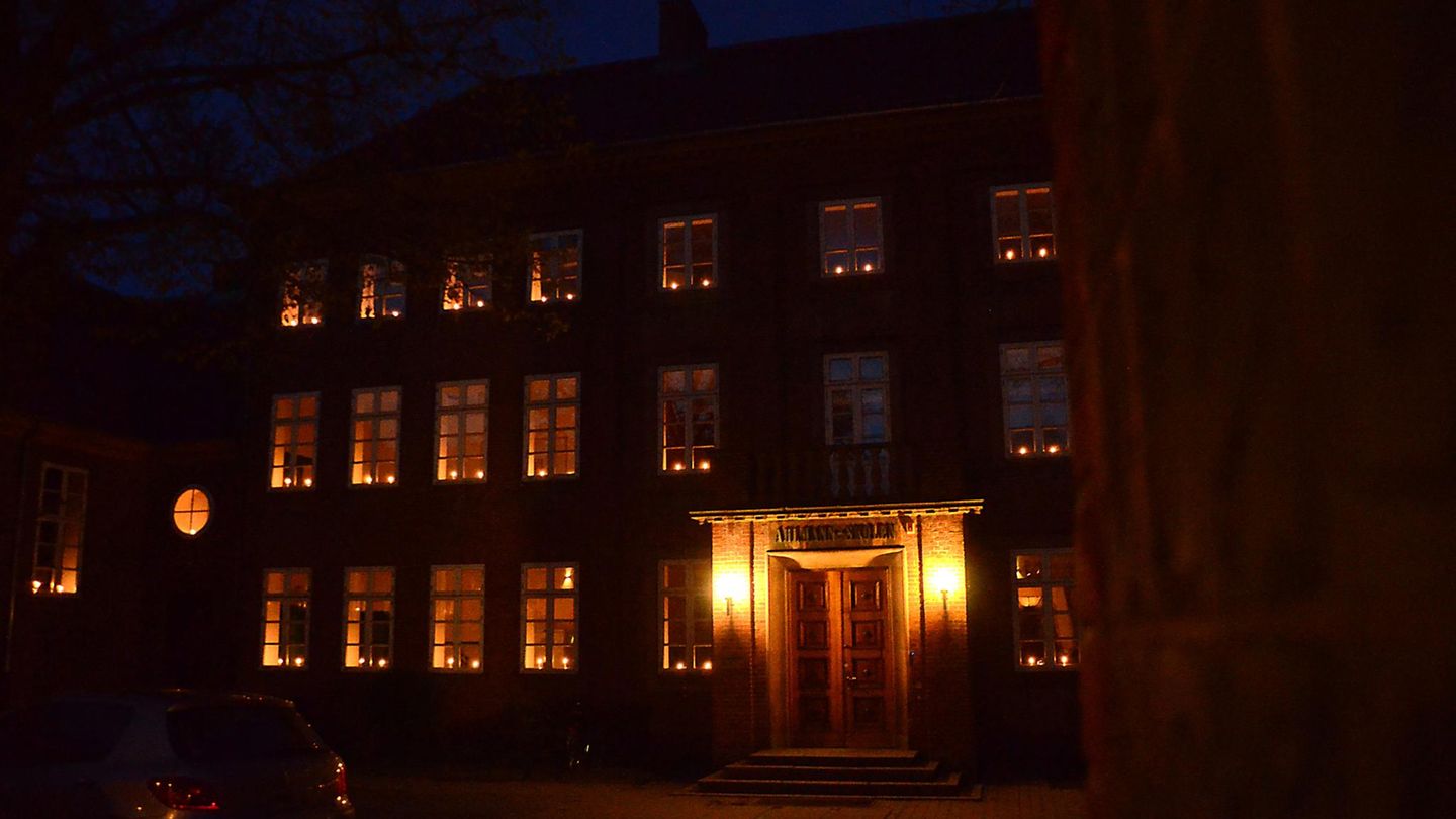 Dänemark, 4. Mai In Dänemark stellen die Menschen am Abend des 4. Mai traditionell Kerzen in ihre Fenster. Sie stehen für Hoffnung und das Ende der dunklen Kriegszeit, in der die Dänen ihre Fenster verdunkeln mussten. Diese Tradition geht auf den Freiheitsfonds zurück, der nach dem Krieg als Dachverband der Widerstandsgruppen Spenden sammelte. Bei den sogenannten 4.-Mai-Festen verkaufte er Kerzen, die die Menschen abends ins Fenster stellen sollten