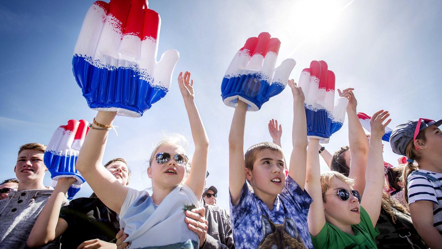 Die Niederlande feiern ihre Befreiung von der deutschen Besatzung mit landesweiten Festen. An diesem Feiertag ehren sie zugleich die Werte Freiheit, Demokratie und Menschenrechte. Ein prominenter Niederländer hält die 5.-Mai-Rede zum jeweiligen Motto des Jahres. In der Nacht vom 4. auf den 5. Mai entzünden die Niederländer traditionell um Mitternacht das Befreiungsfeuer auf dem 5.-Mai-Platz in Wageningen. Von dort tragen Laufgruppen das Feuer in alle Landesteile. Sobald es die jeweilige Provinz erreicht, starten dort die Feierlichkeiten