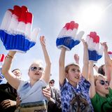 Die Niederlande feiern ihre Befreiung von der deutschen Besatzung mit landesweiten Festen. An diesem Feiertag ehren sie zugleich die Werte Freiheit, Demokratie und Menschenrechte. Ein prominenter Niederländer hält die 5.-Mai-Rede zum jeweiligen Motto des Jahres. In der Nacht vom 4. auf den 5. Mai entzünden die Niederländer traditionell um Mitternacht das Befreiungsfeuer auf dem 5.-Mai-Platz in Wageningen. Von dort tragen Laufgruppen das Feuer in alle Landesteile. Sobald es die jeweilige Provinz erreicht, starten dort die Feierlichkeiten