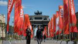 Für Russland ist das Gedenken an den sowjetischen Sieg über Nazideutschland ein wichtiger Feiertag. Hintergrund: Als in der Nacht vom 8. auf den 9. Mai die Kapitulation in Kraft trat, war es in Moskau schon nach Mitternacht, daher wird am 9. Mai gefeiert. Im ganzen Land finden Gedenkveranstaltungen und Paraden statt. Siegesparaden gibt es unter anderem in St. Petersburg, Wladiwostok und anderen großen Städten des Landes